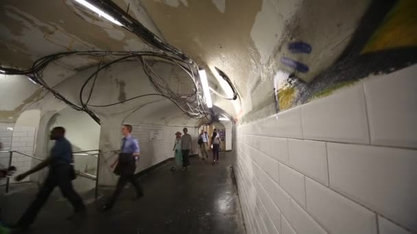 Personer inom tunnelbanestation i Paris — Stockvideo