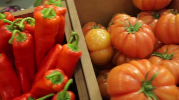 Pimientos y tomates mostrados en el mercado — Vídeos de Stock