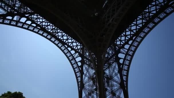 Der Eiffelturm in Paris — Stockvideo