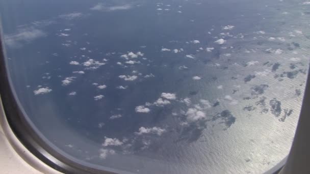 Wolken durch das Fenster des Flugzeugs gesehen — Stockvideo