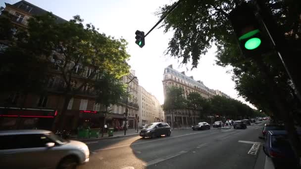 Straße mit Gebäuden und Autos in Paris — Stockvideo