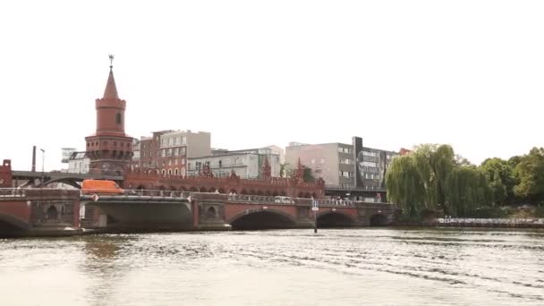 Oberbaum bridge in Berlin — Stock Video