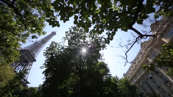 A Torre Eiffel em Paris — Vídeo de Stock