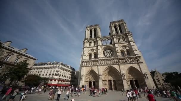 Catedral de Notre Dame y turistas — Vídeos de Stock