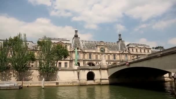 Pohled od Seiny na Louvre — Stock video