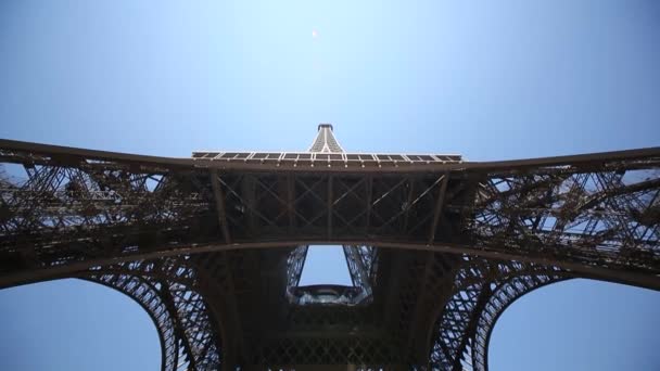 De Eiffeltoren in Parijs — Stockvideo