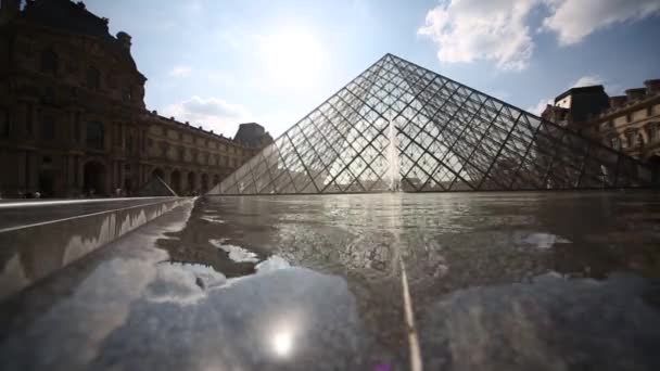 Touristes visitant le Louvre — Video