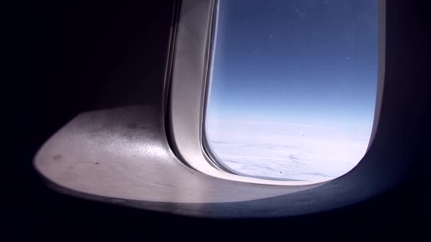Mraky vidět oknem letadla — Stock video