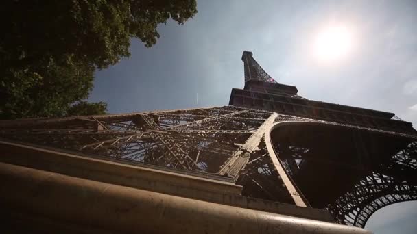 Der Eiffelturm in Paris — Stockvideo