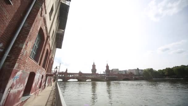 Oberbaum bridge in Berlin — Stock Video