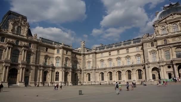 Turistas que visitam o Louvre — Vídeo de Stock