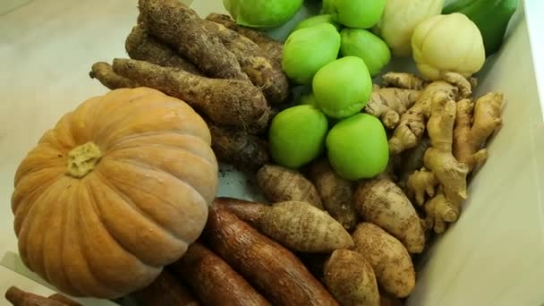 Verduras maduras en el mostrador en el mercado — Vídeo de stock