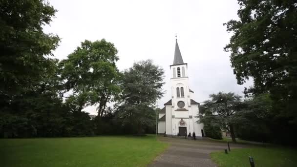 Utomståendes syn på vackra kyrka — Stockvideo