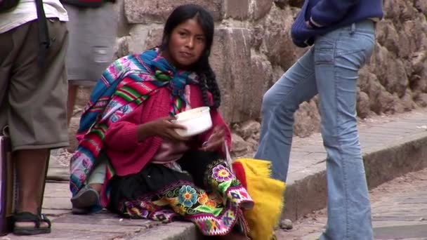 Indio vrouw eten in de straat in Cusco — Stockvideo