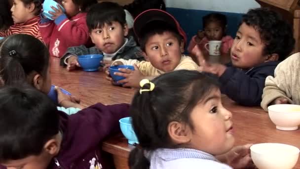 Niños en una escuela en Cusco — Vídeo de stock