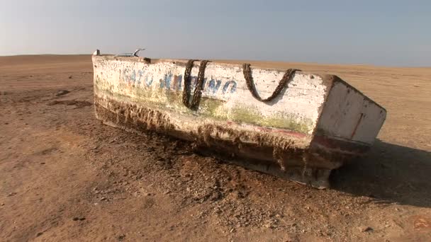 Antiguo barco pesquero en el Parque Nacional Paracas — Vídeo de stock