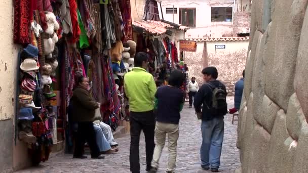 İnsanlar sokaklarda Cusco — Stok video