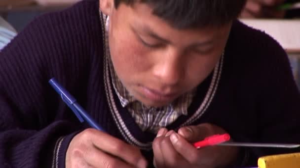 Crianças em uma escola em Cusco — Vídeo de Stock