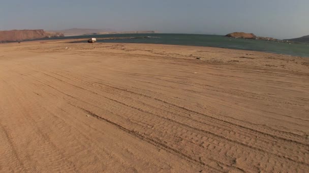 Auto woestijn in Paracas National Park — Stockvideo