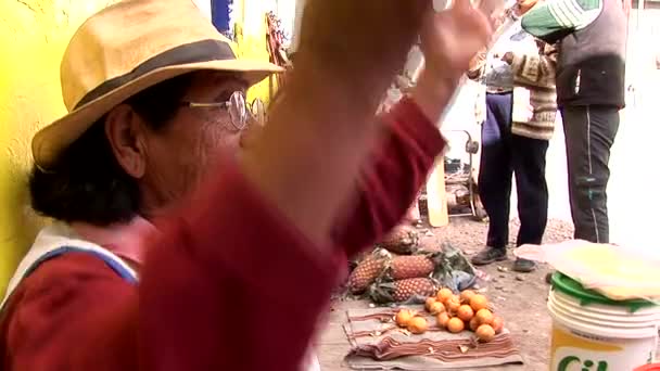 Verkoopster op de markt in Cusco — Stockvideo