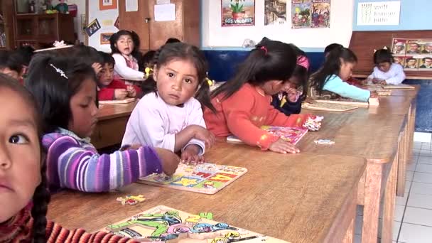 Τα παιδιά σε ένα σχολείο στο Cusco — Αρχείο Βίντεο