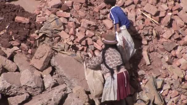 Personas que trabajan en vertederos en Cusco — Vídeo de stock