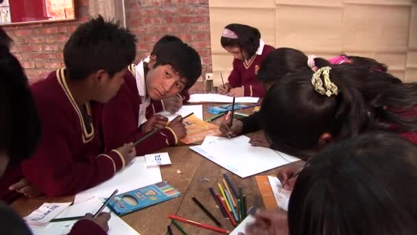 Kinderen in een school in Cusco — Stockvideo