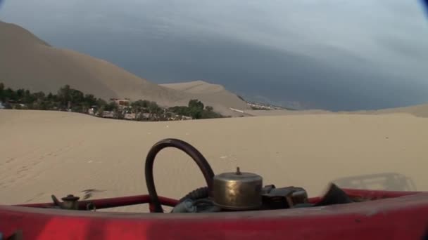 Buggy viaje en el desierto de arena — Vídeos de Stock