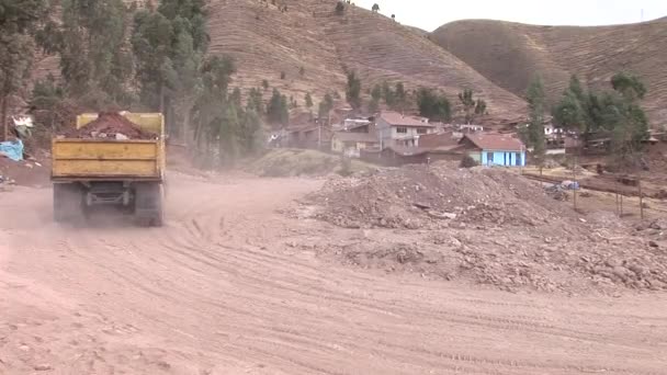 Guidare autocarri pesanti nella zona industriale — Video Stock