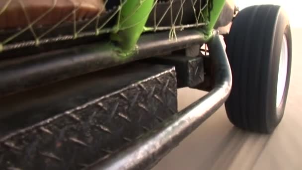 Buggy reis in de woestijn zand — Stockvideo