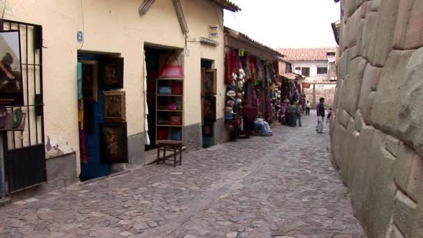 Ludzie chodzą na ulicach Cusco — Wideo stockowe