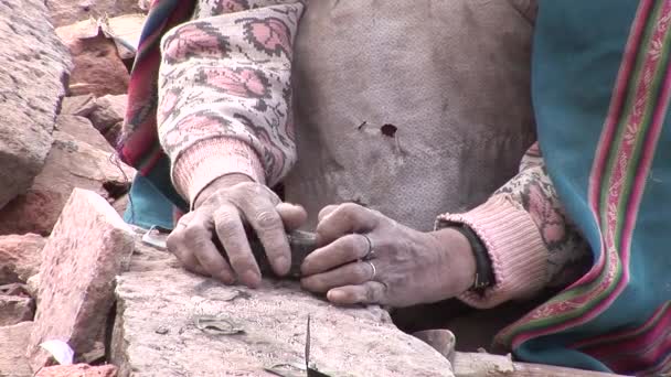 Orang yang bekerja di pembuangan limbah di Cusco — Stok Video