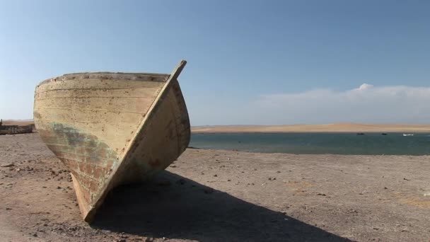 Gammal fiskebåt i Paracas National Park — Stockvideo