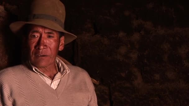 Agricultor en una granja en los Andes — Vídeo de stock