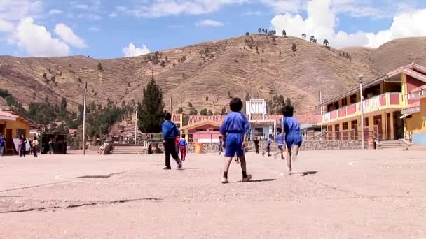 Dzieci gry w piłkę nożną w szkole — Wideo stockowe