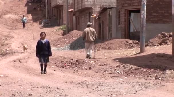 Persone che camminano per le strade di Cusco — Video Stock