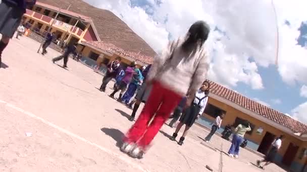 Школьницы играют на школьном дворе — стоковое видео