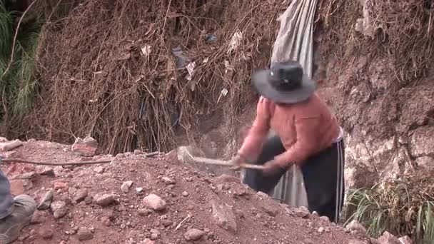 Lidé pracující na skládky v Cusco — Stock video