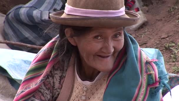 Pessoas que trabalham em lixeiras em Cusco — Vídeo de Stock