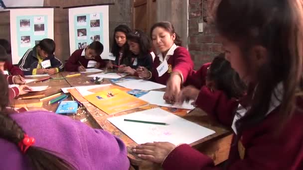 Kinderen in een school in Cusco — Stockvideo