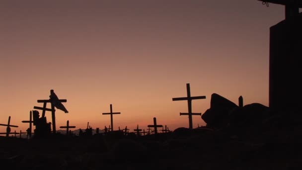 Старое кладбище на закате — стоковое видео