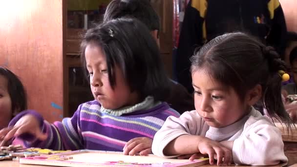 Kinderen in een school in Cusco — Stockvideo