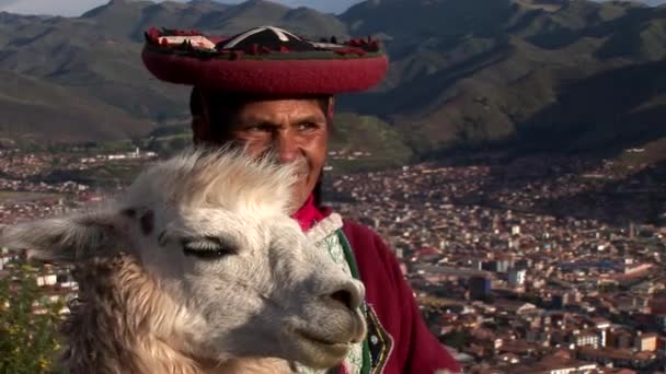 Vrouw in een straat in Cusco spinnen van wol — Stockvideo