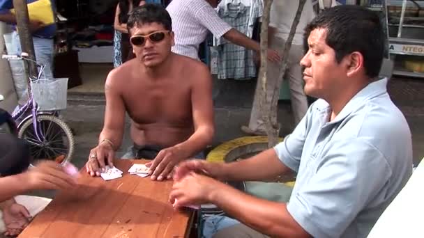 Jogadores jogando cartas — Vídeo de Stock