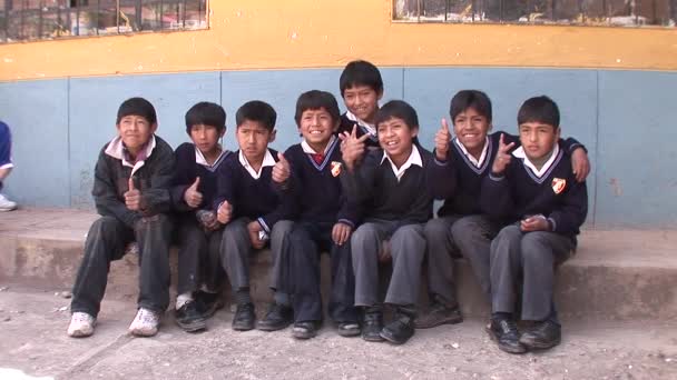 Niños en una escuela en Cusco — Vídeo de stock