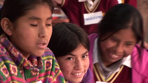 Niños en una escuela en Cusco — Vídeos de Stock