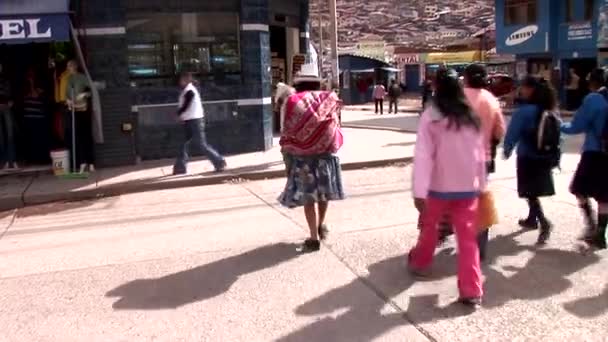 Pessoas andando nas ruas de Cusco — Vídeo de Stock