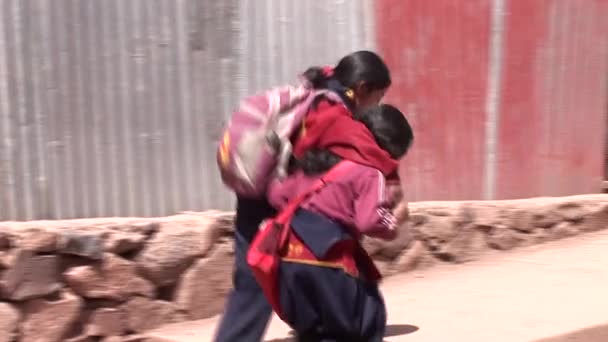 Kids walking at poor district in Cusco — Stock Video