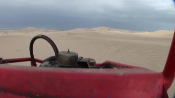 Viagem de buggy no deserto de areia — Vídeo de Stock