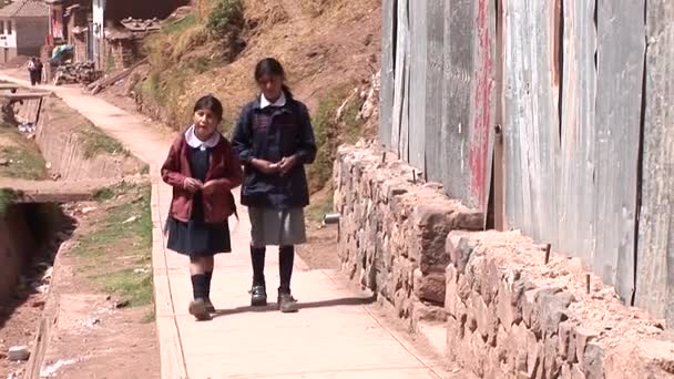 Crianças caminhando no bairro pobre em Cusco — Vídeo de Stock